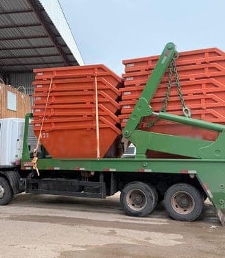 Caminhão do Entulho Manaus carregado com caçambas de 5 m³